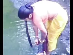 Enfermera clavando y ...