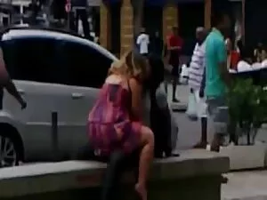 Dos colegialas disfr ...