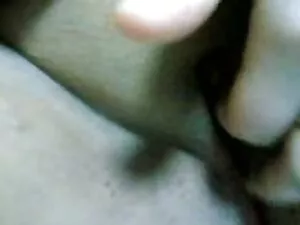 Pelirroja juega con  ...