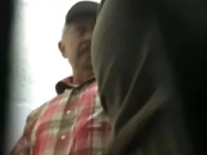 Rubia recibe una muj ...